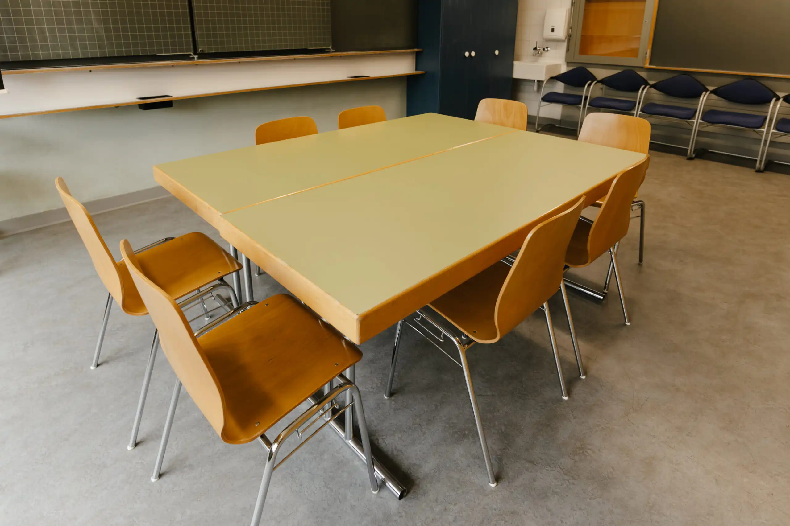 Diemtighuus_Räume-7 Moderner Klassenraum mit Tischen und Stühlen, bereit für Unterricht. Ideal für Bildungseinrichtungen und Seminare.